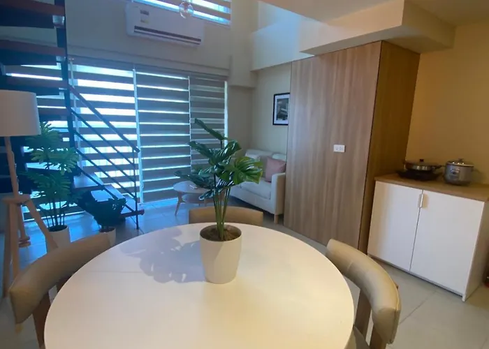 Penthouse Loft Unit With Balcony Unit 3314 *